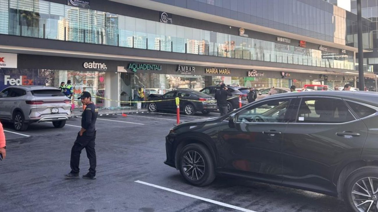 Mujer estrella su vehículo tras confundir pedales en San Pedro