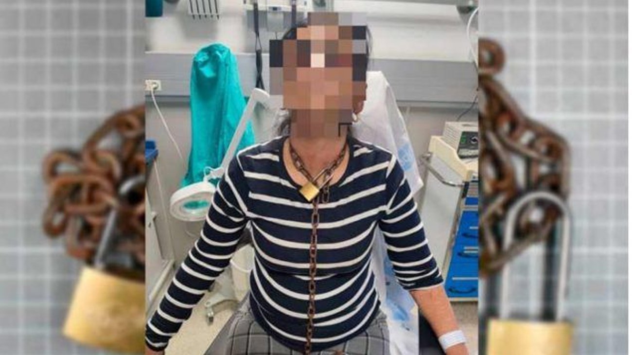 Mujer llega encadenada a hospital tras huir de su agresor