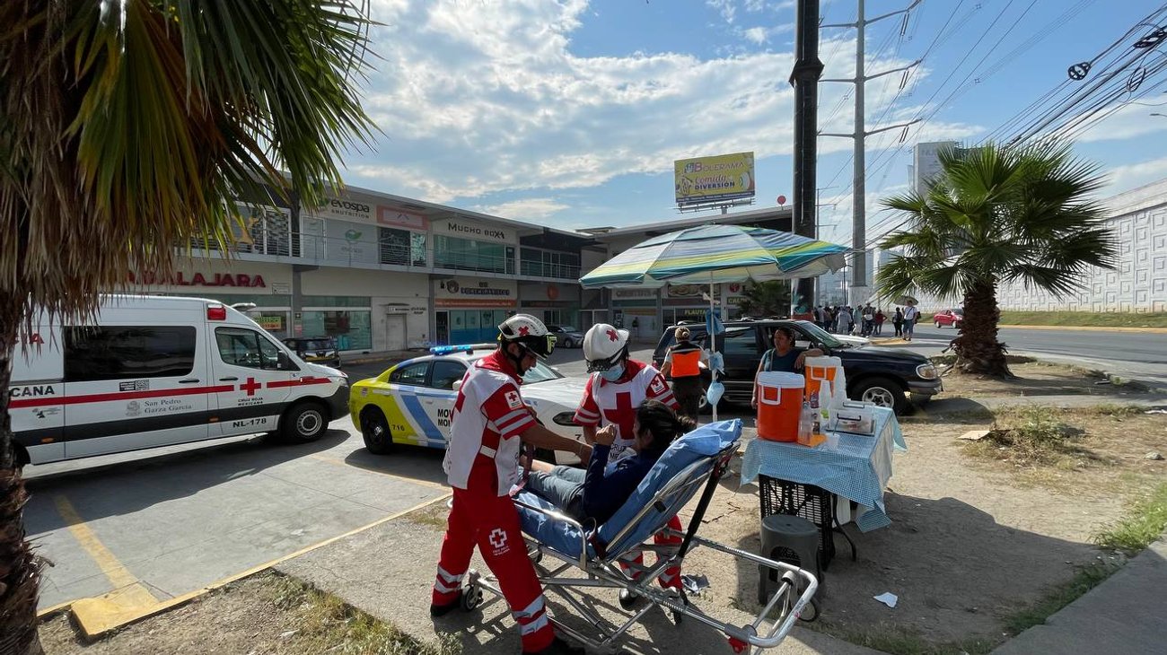 Acelera camión de la ruta 203 y tira a pasajera