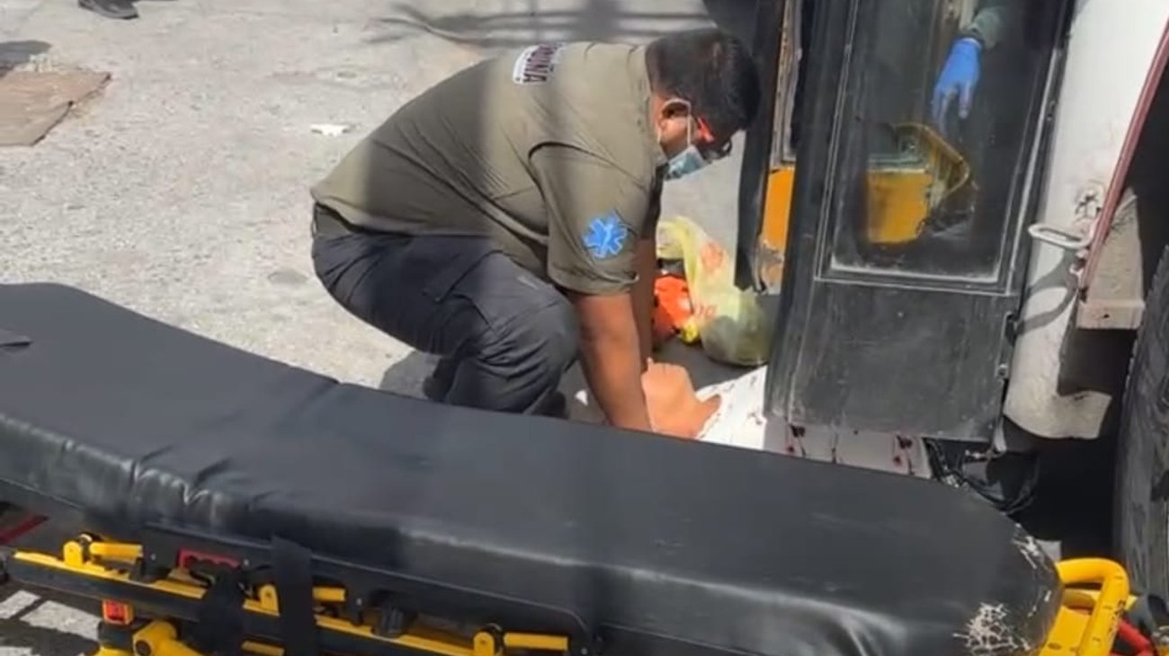 Sufre mujer fuerte golpe en la cabeza al caer de camión