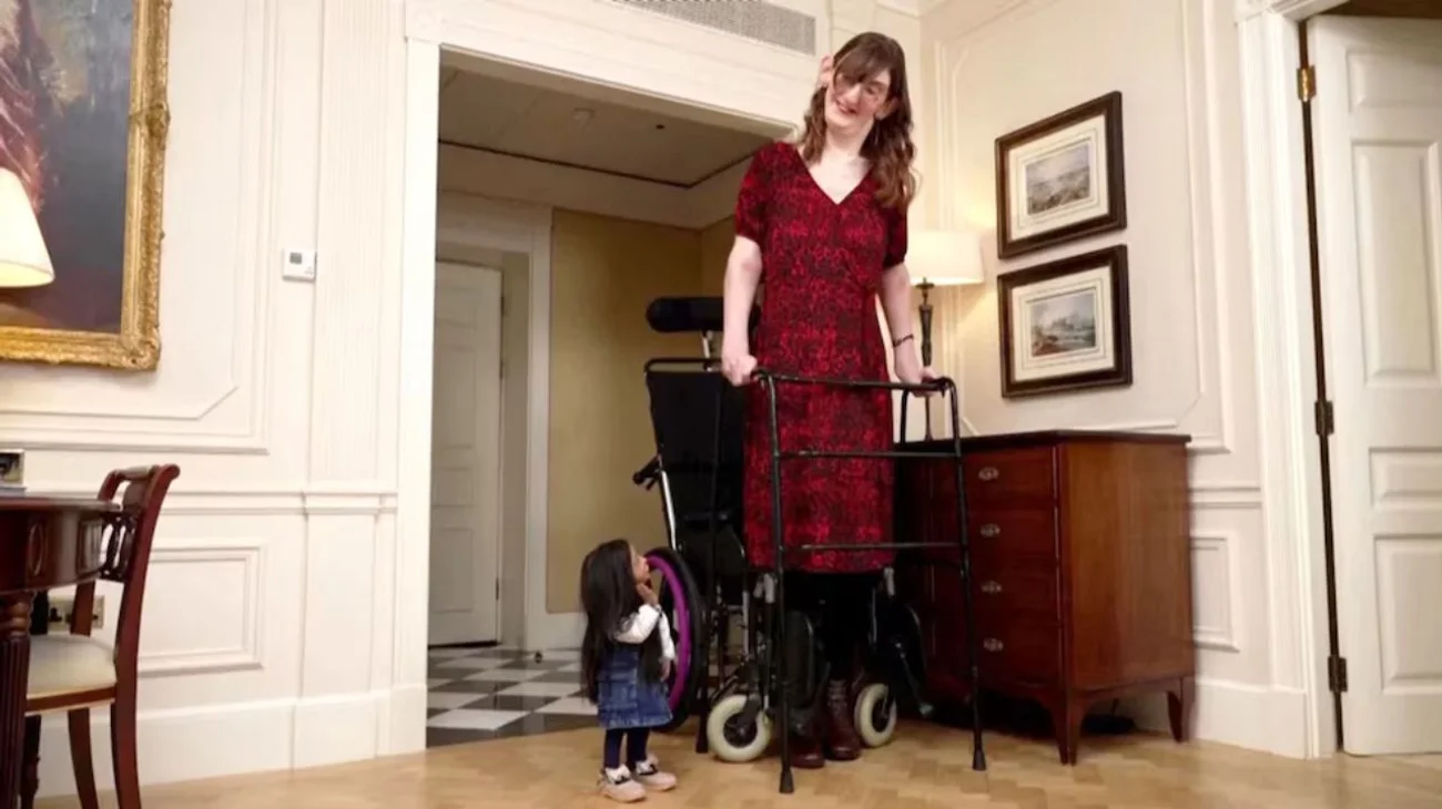 Guinness junta a la mujer más alta y más baja del mundo