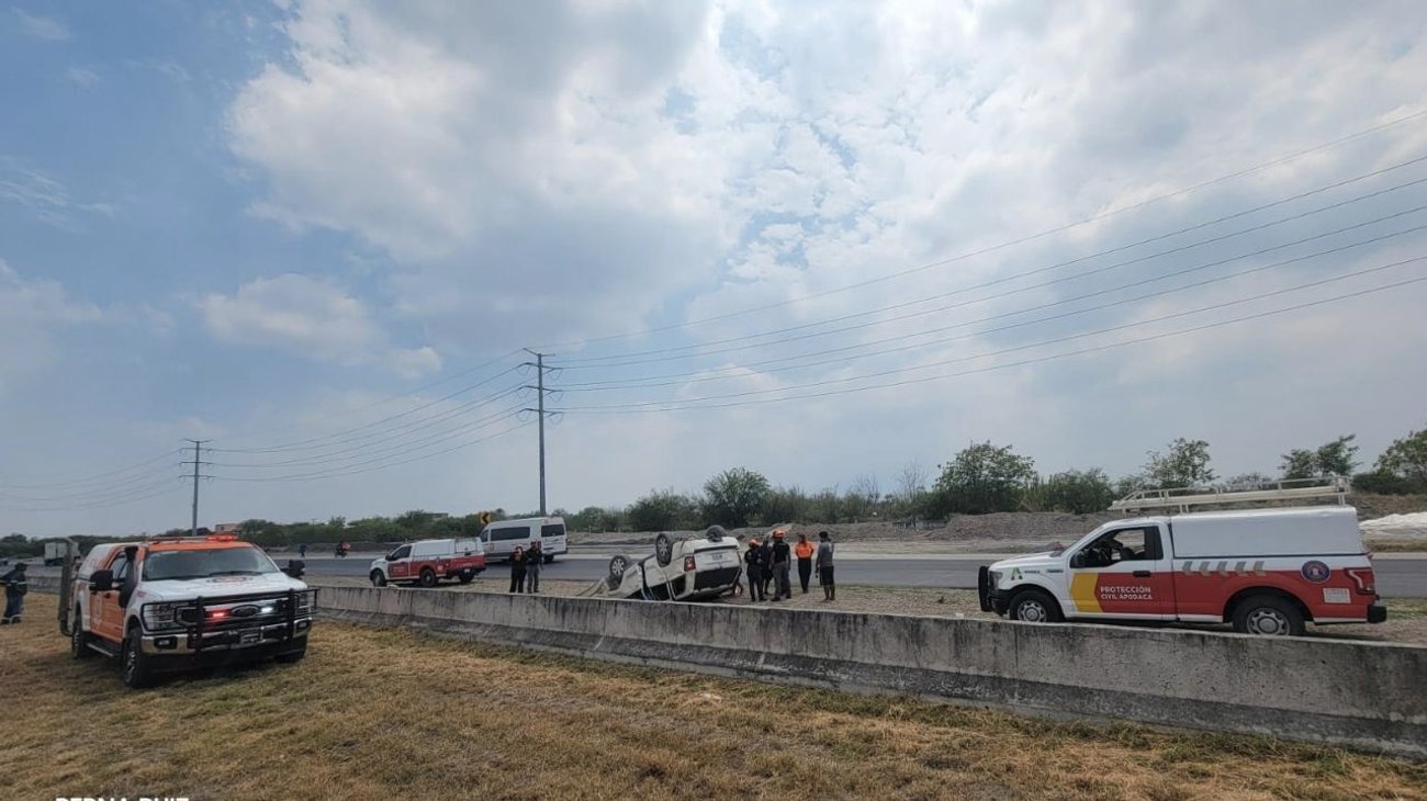Mujer muere en volcadura en Apodaca; dos menores heridos