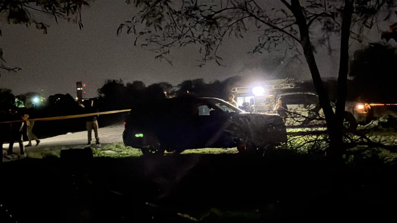 Hallan a mujer sin vida en camioneta abandonada en baldío