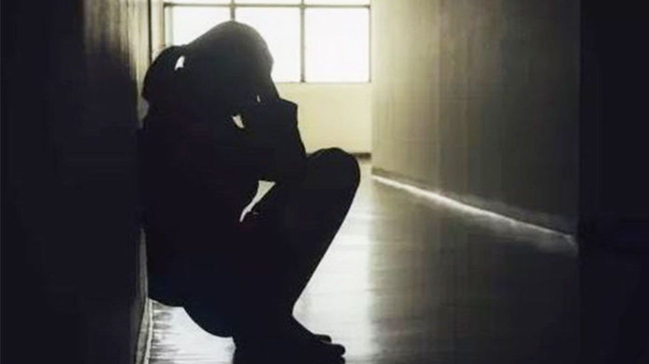 Mujer condenada por tocar sin consentimiento a hombre en bar