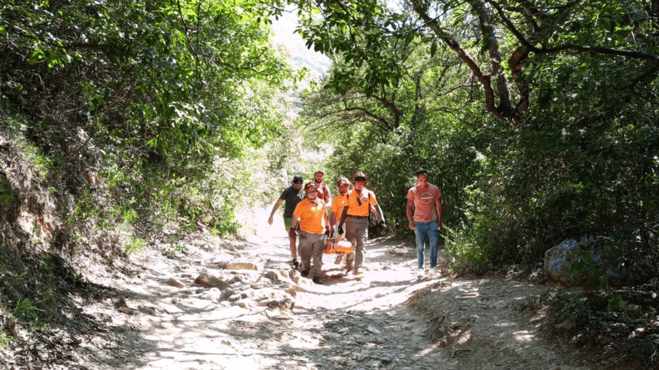 Rescatan a mujer de cascadas del Cerro de la Silla