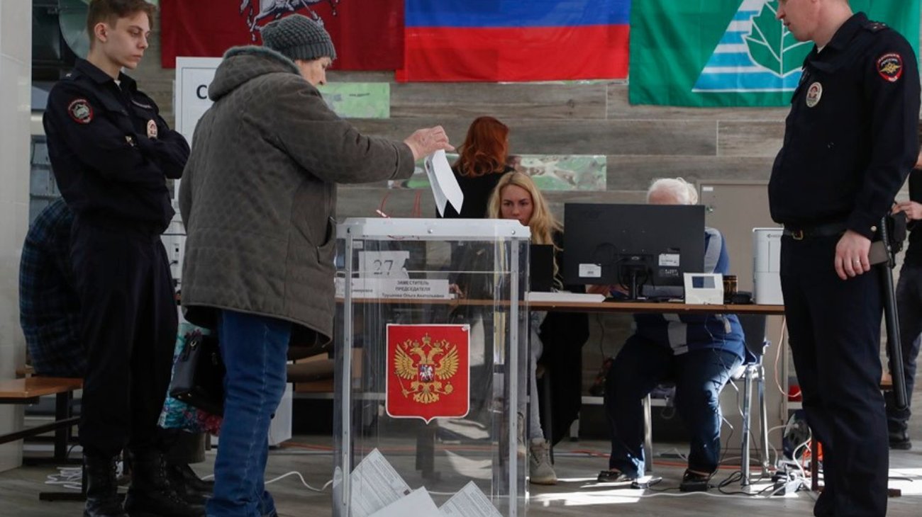 Rusa detenida por escribir 'No a la guerra' en elecciones