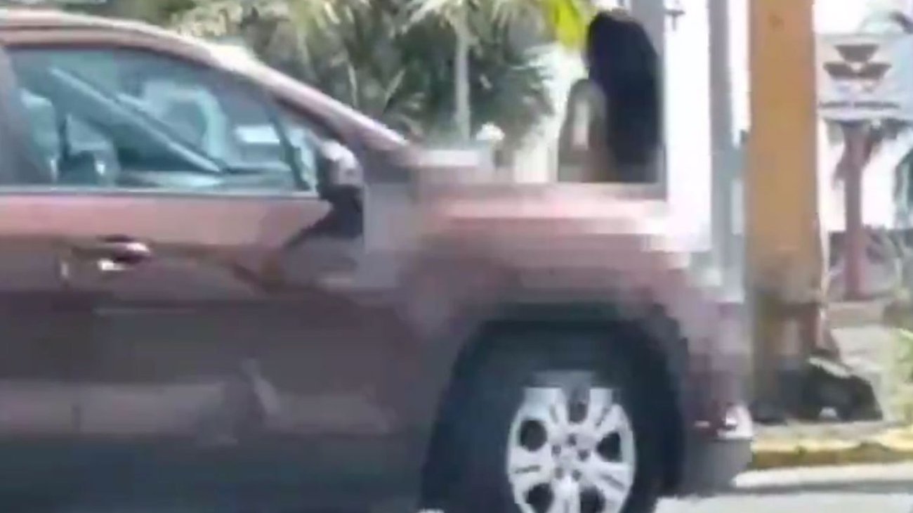 Mujer se quita la ropa y sorprende a conductores en avenida