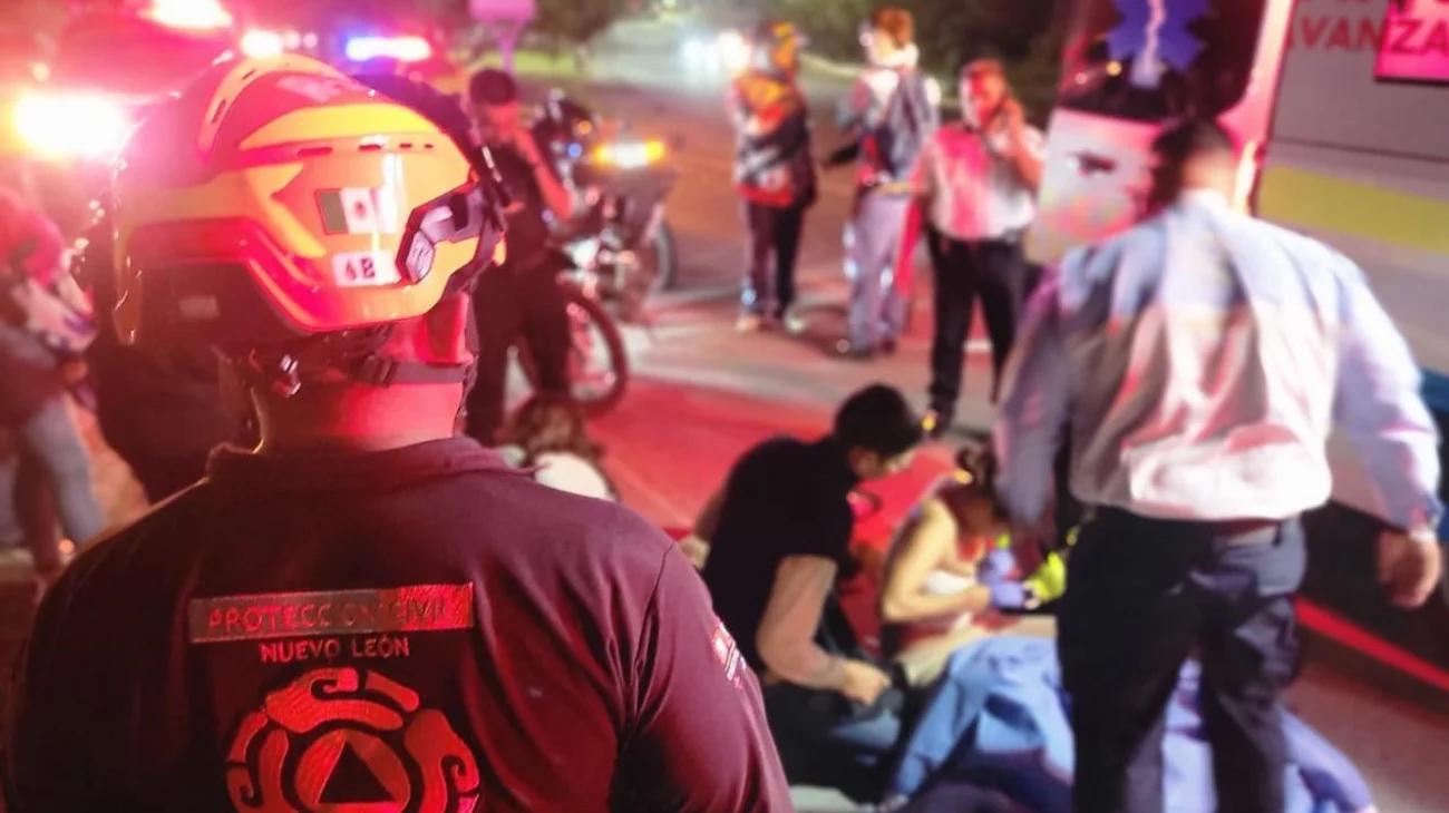 Choque de moto y auto deja dos mujeres heridas en Guadalupe