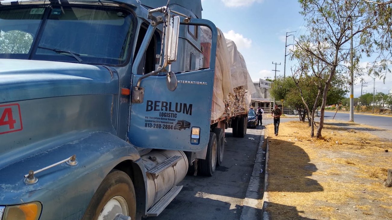 Multan a trailero por tirar basura mientras circulaba