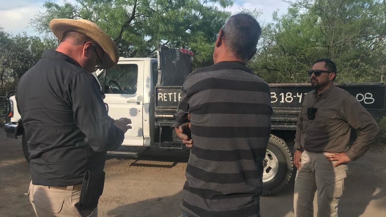 Multan a dos hombres por arrojar escombro al río Pesquería