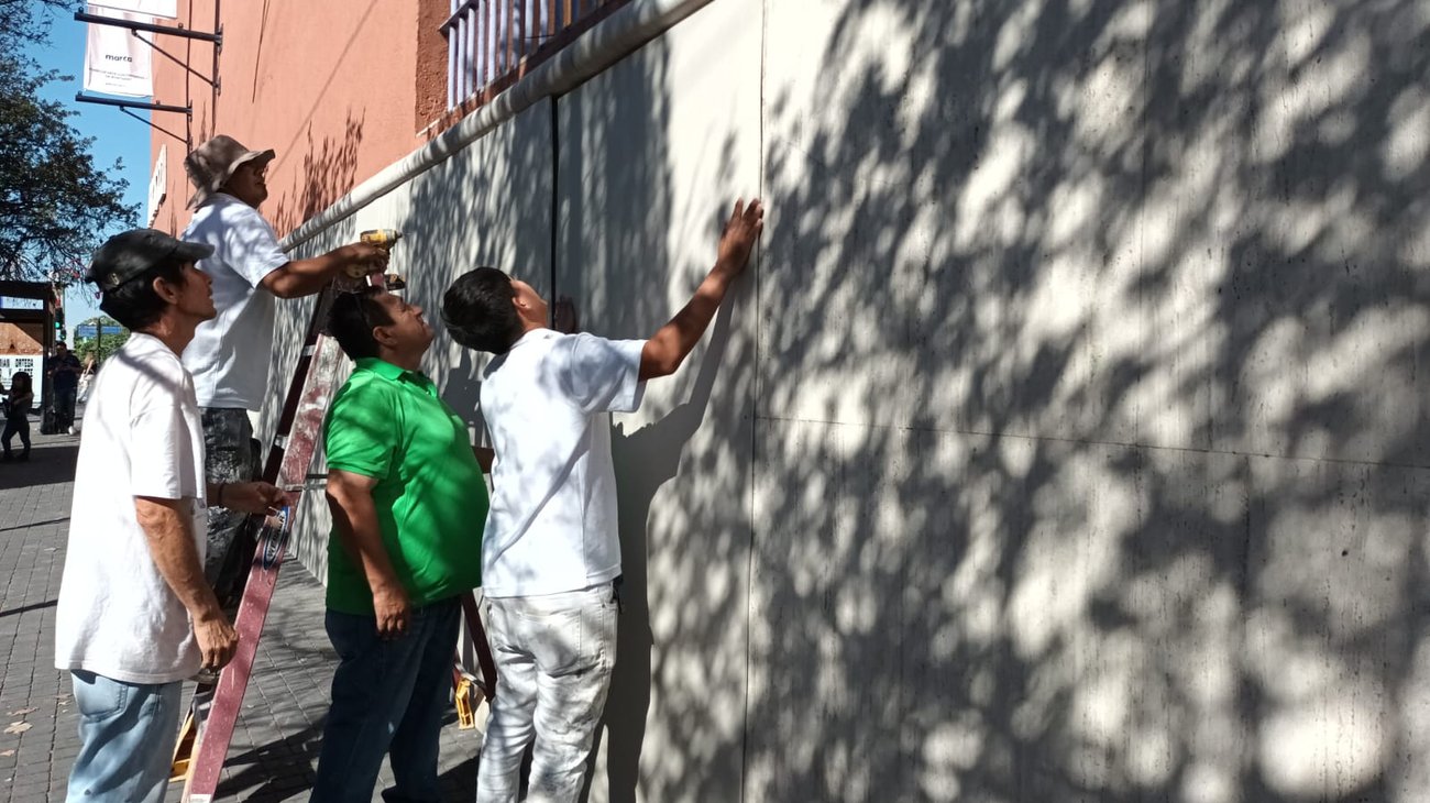 Ante marcha feminista, también blindan Museo MARCO 