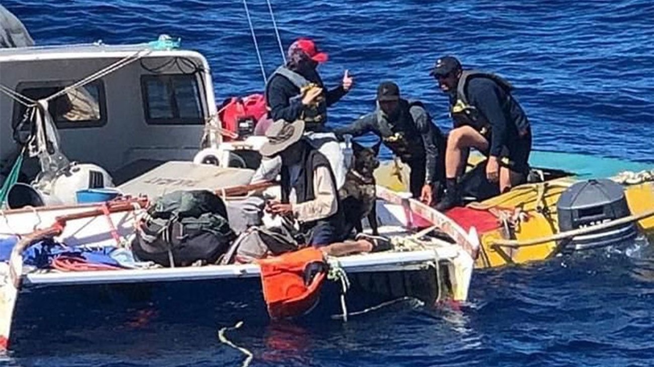  Náufrago sobrevive casi tres meses junto a su perrita