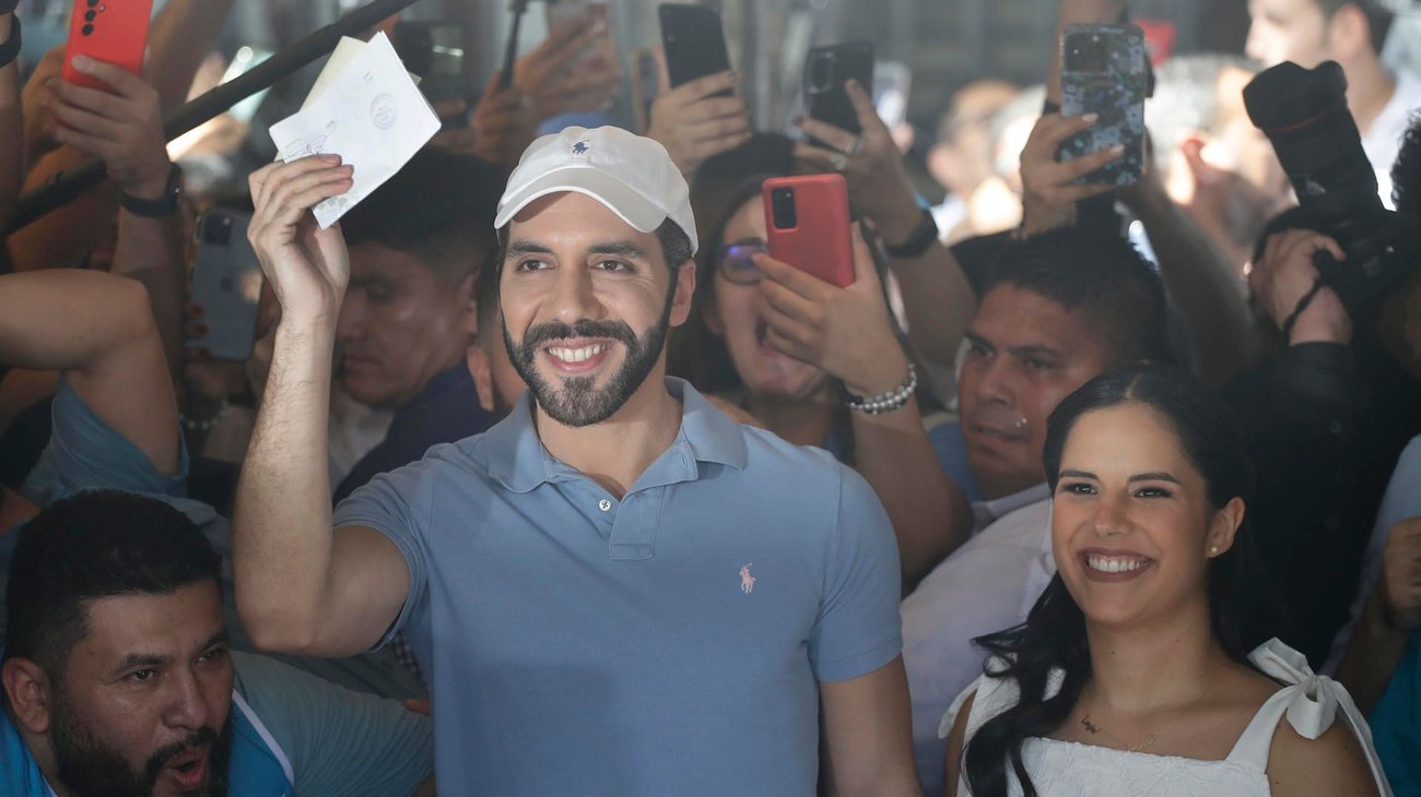 Nayib Bukele vota para su reelección en El Salvador