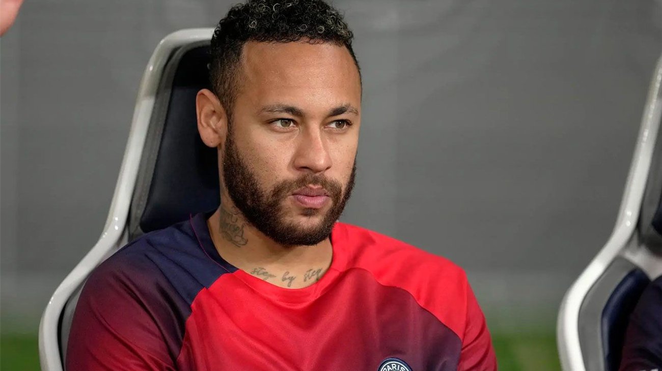 Neymar comunica a PSG su deseo de salir del club este verano