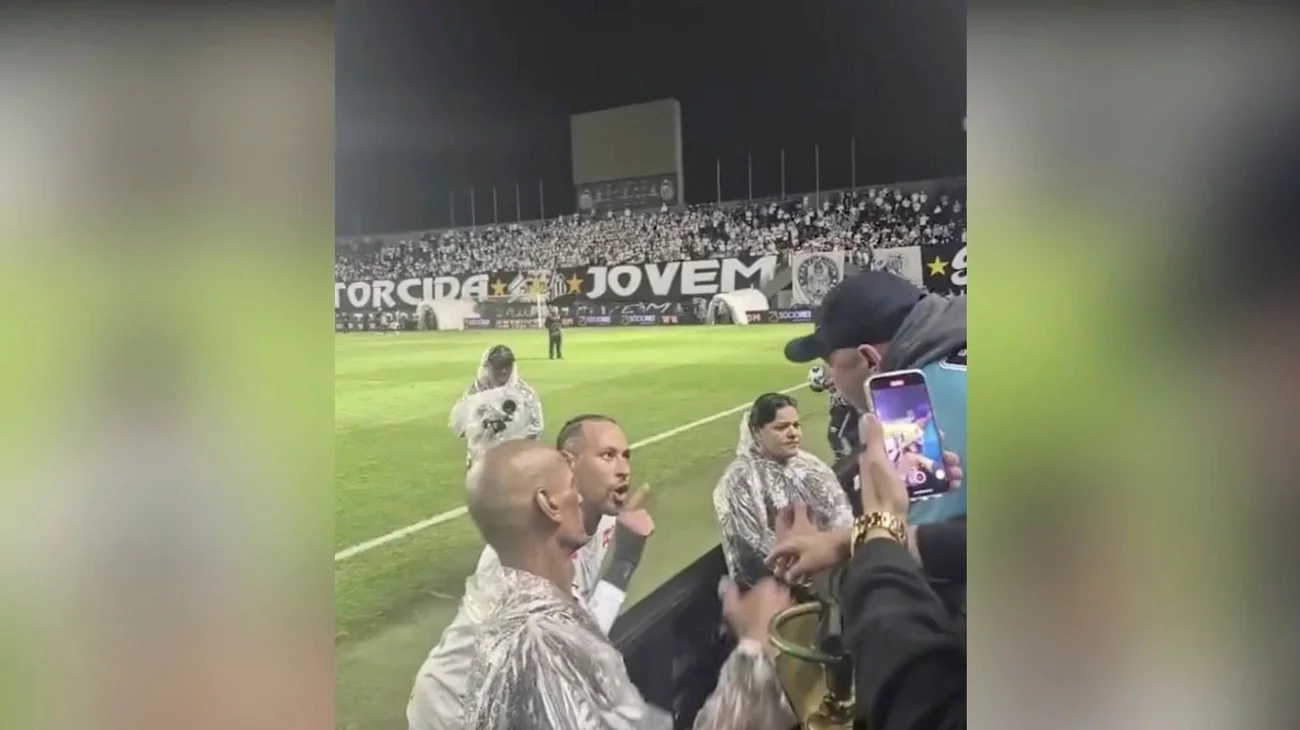 Se encara Neymar con aficionado tras derrota del Santos