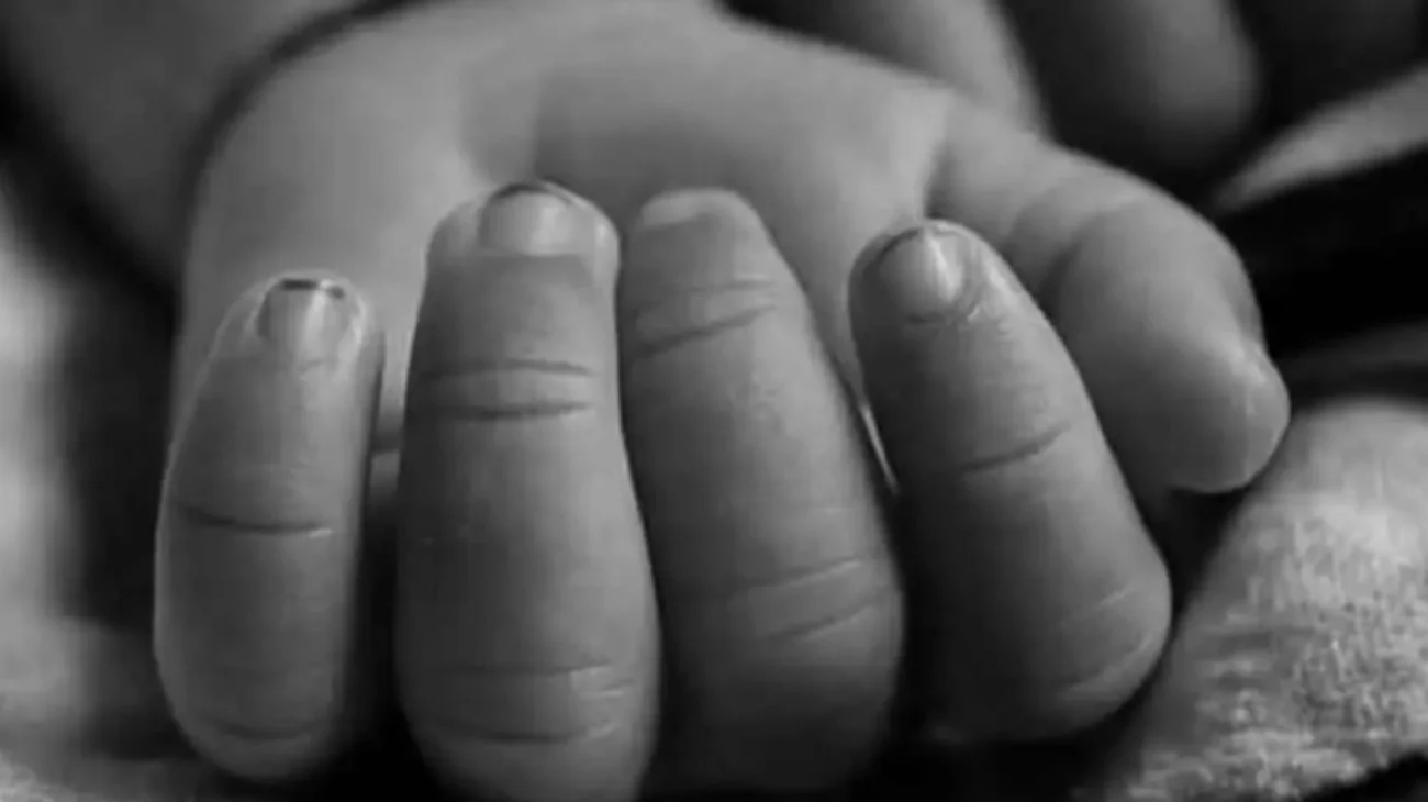 Niña de un año muere atropellada por una camioneta que se retiró