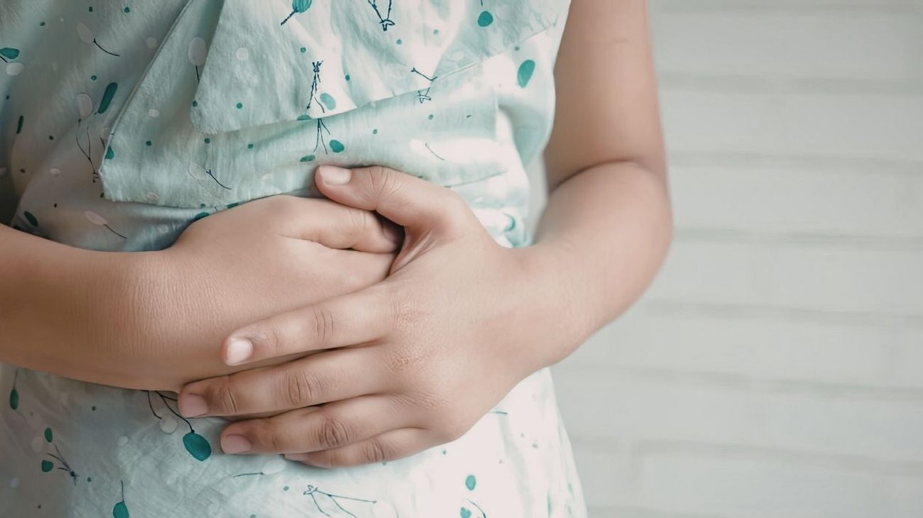 Arrestan a profesora tras obligar a niña a ingerir su vómito