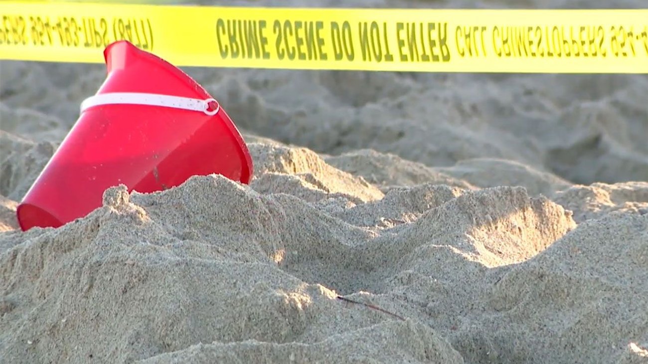 Muere niña de 5 años enterrada en arena de playa en Florida