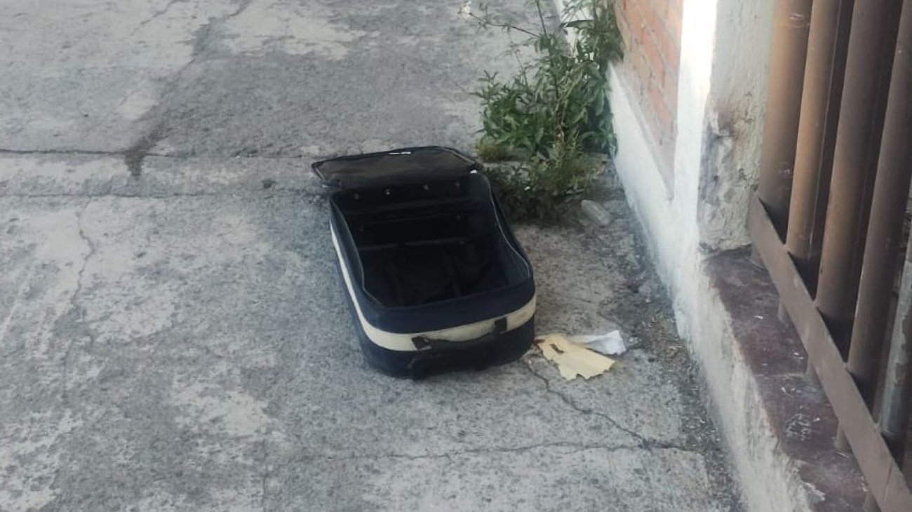 Hallan a niño de 2 años abandonado dentro de maleta
