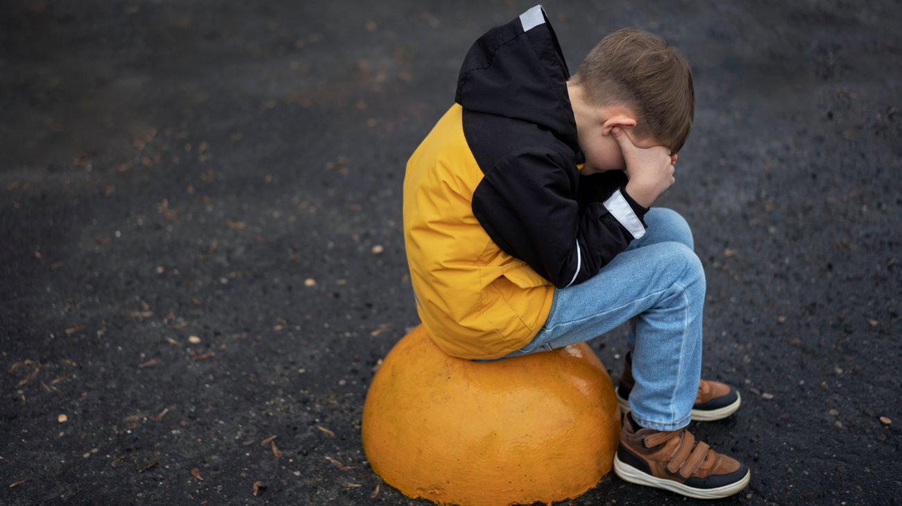Varios niños abusan de un compañero de clase con una escoba