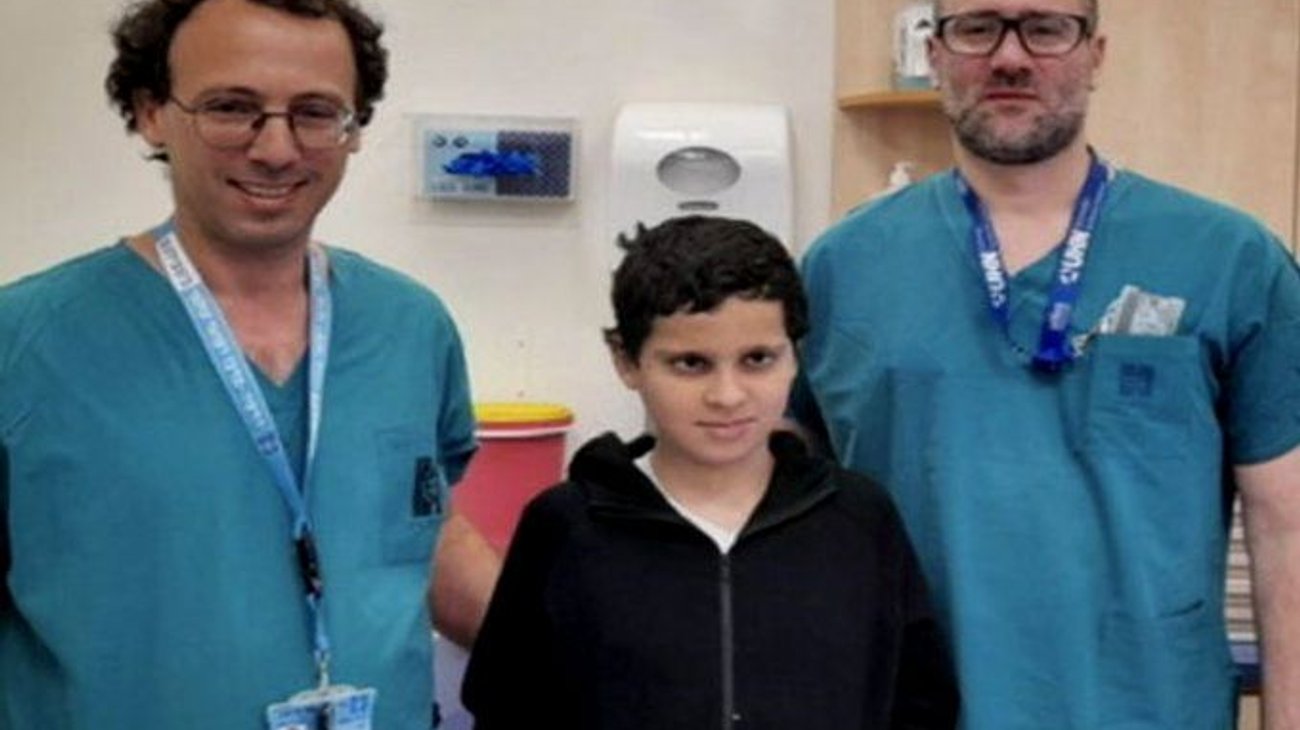 Médicos unen cabeza 'decapitada' de niño que fue atropellado