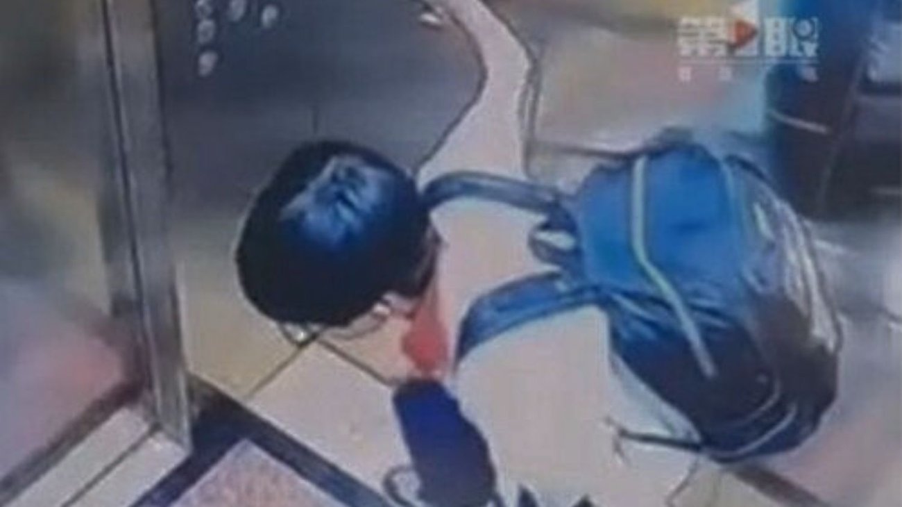 Niño queda atrapado en elevador tras falla