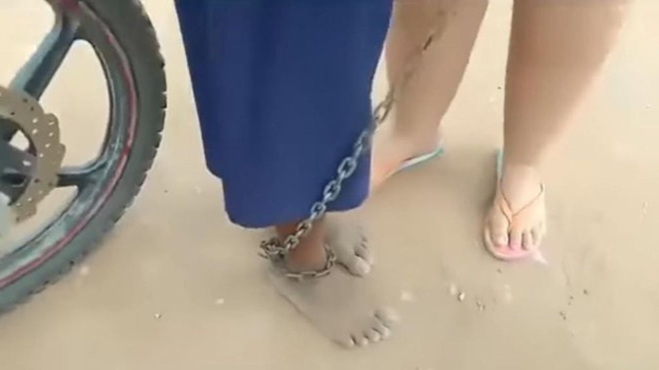 Niño se escapa pidiendo ayuda por ser encadenado 2 días