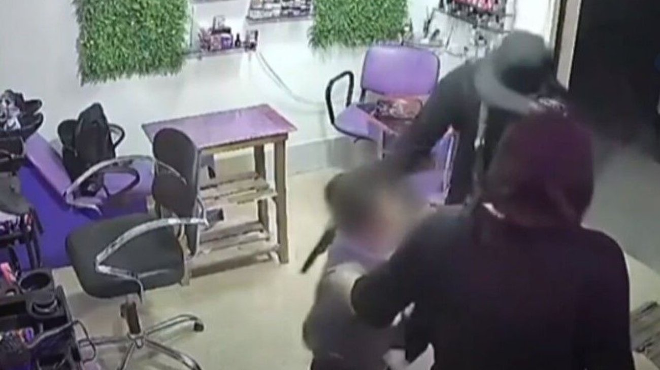 Niño intenta detener robo en estética; le disparan a su mamá