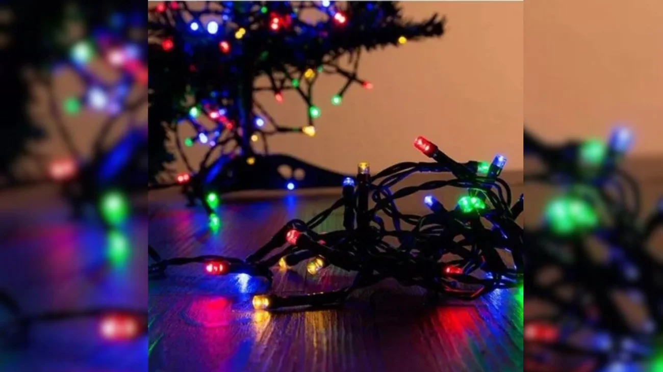 Niño muere electrocutado al conectar luces de pino navideño