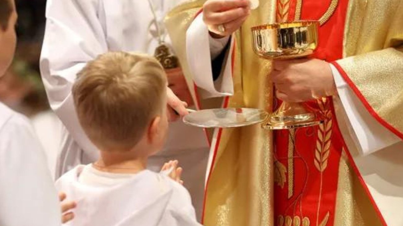 Atacan con machete a niño en primera comunión; pierde mano