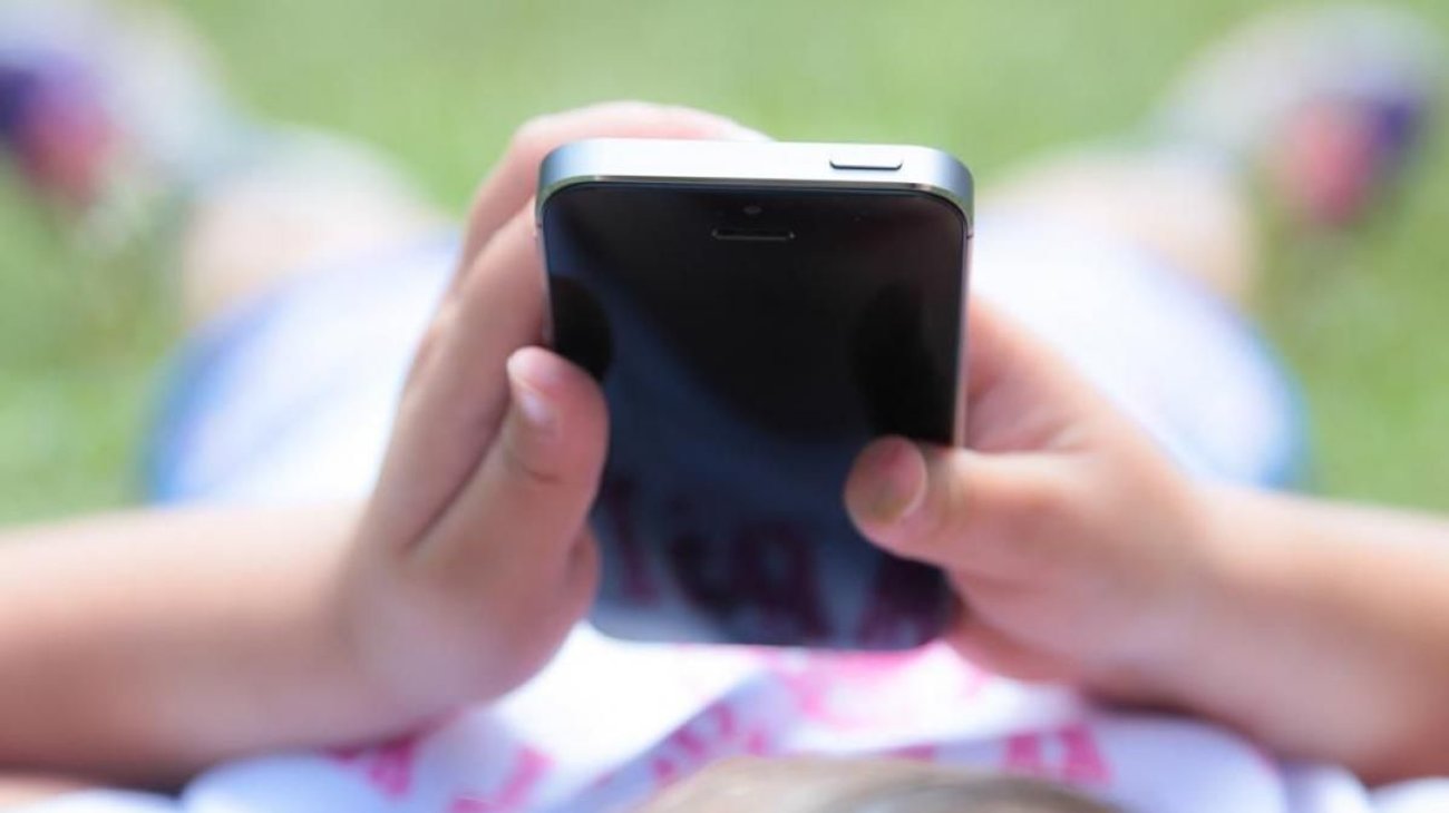 Niño se suicida porque madre le pide compartir su celular