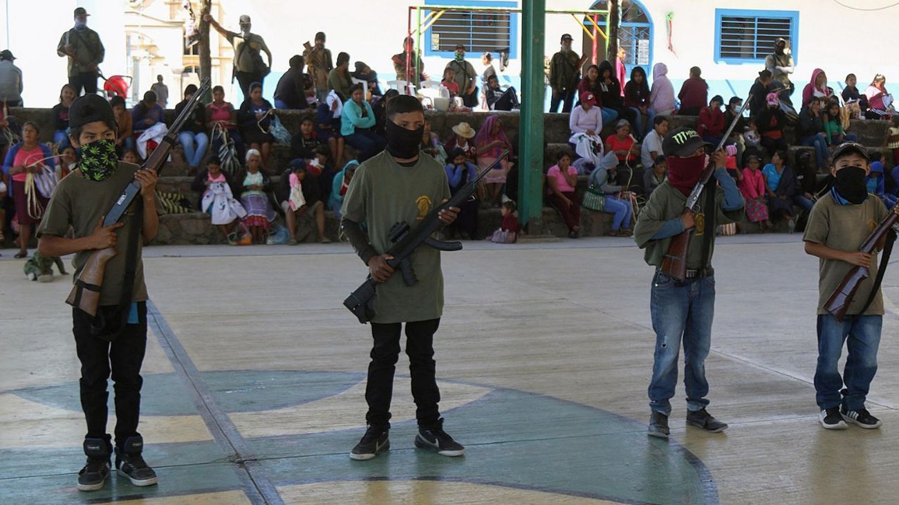  Niños de Guerrero reciben armas para defenderse de narcos