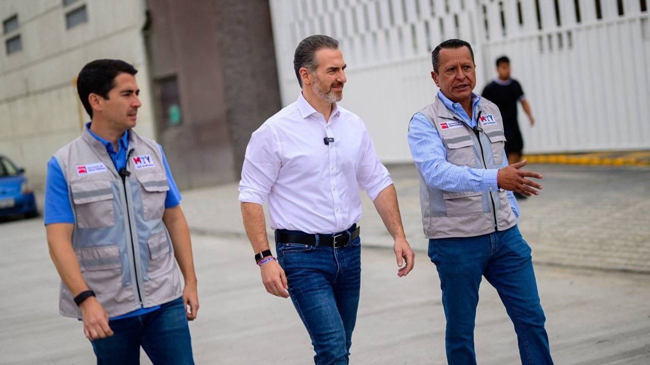 Entrega Adrián la rehabilitación de la calle Julián Villagrán