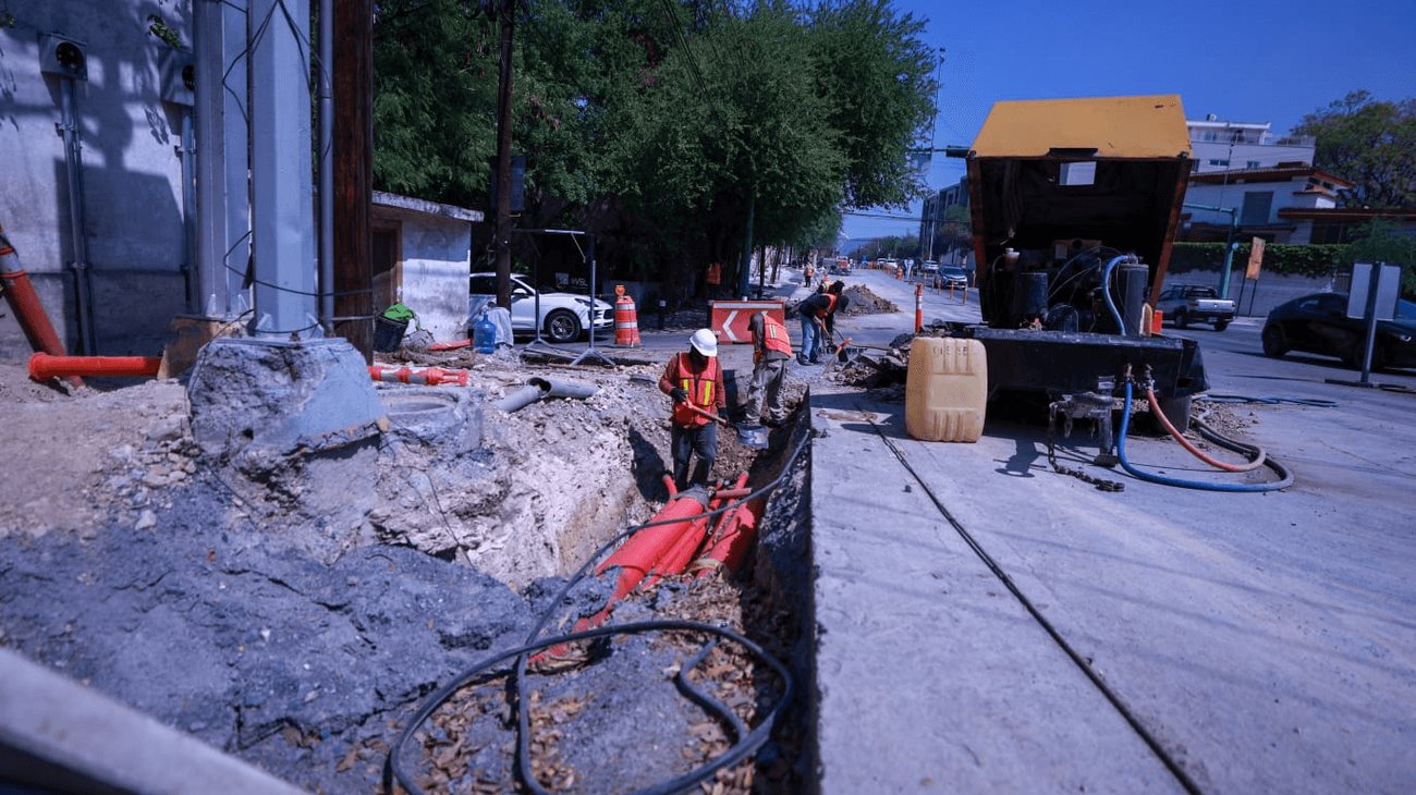 Continua cierre de carriles en Alfonso Reyes en San Pedro