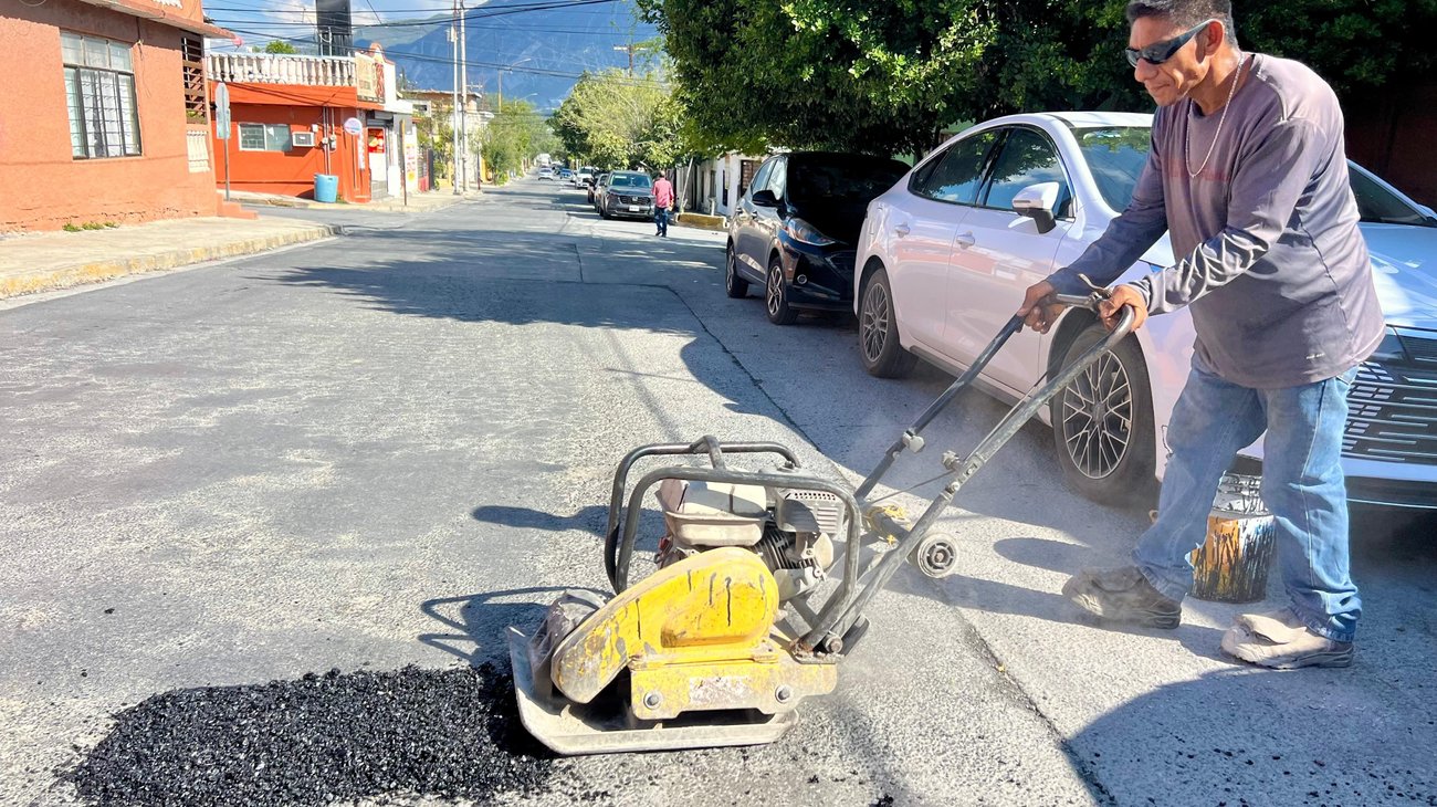 Refuerzan atención de baches tras lluvias en Santa Catarina