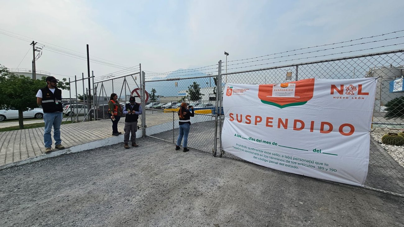 Viola empresa suspensión, emite olor tóxico y la vuelven a cerrar