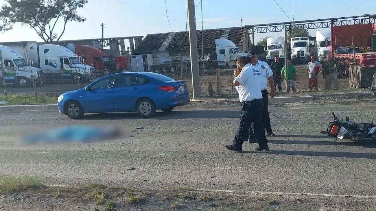 Hombre cae de moto, lo atropellan y muere en Apodaca