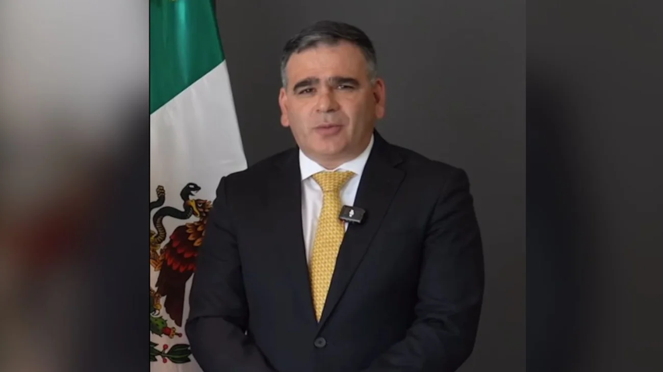 Mario Garza visita la oficina de Samuel tras su nombramiento