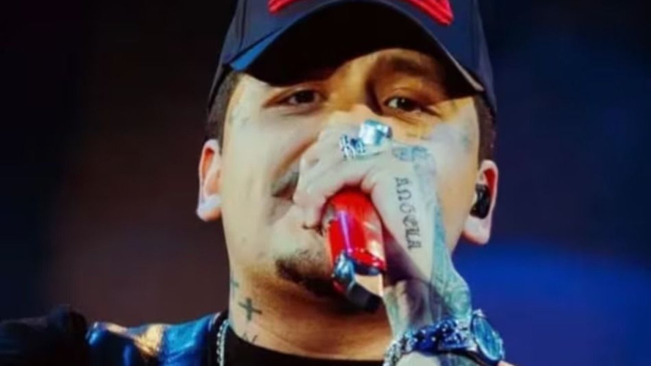 Christian Nodal luce tatuaje dedicado hacia Ángela Aguilar