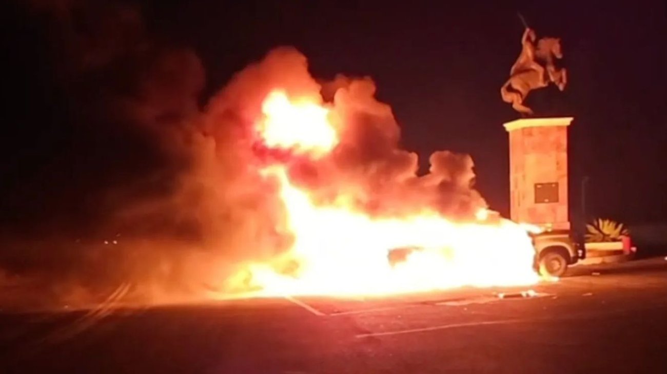 Normalistas retienen elementos de la GN y queman patrullas