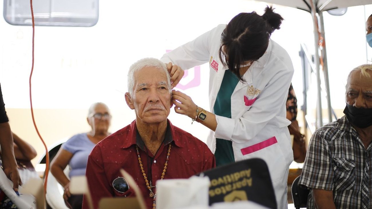 Reparte Estado más de 11 mil aparatos auditivos