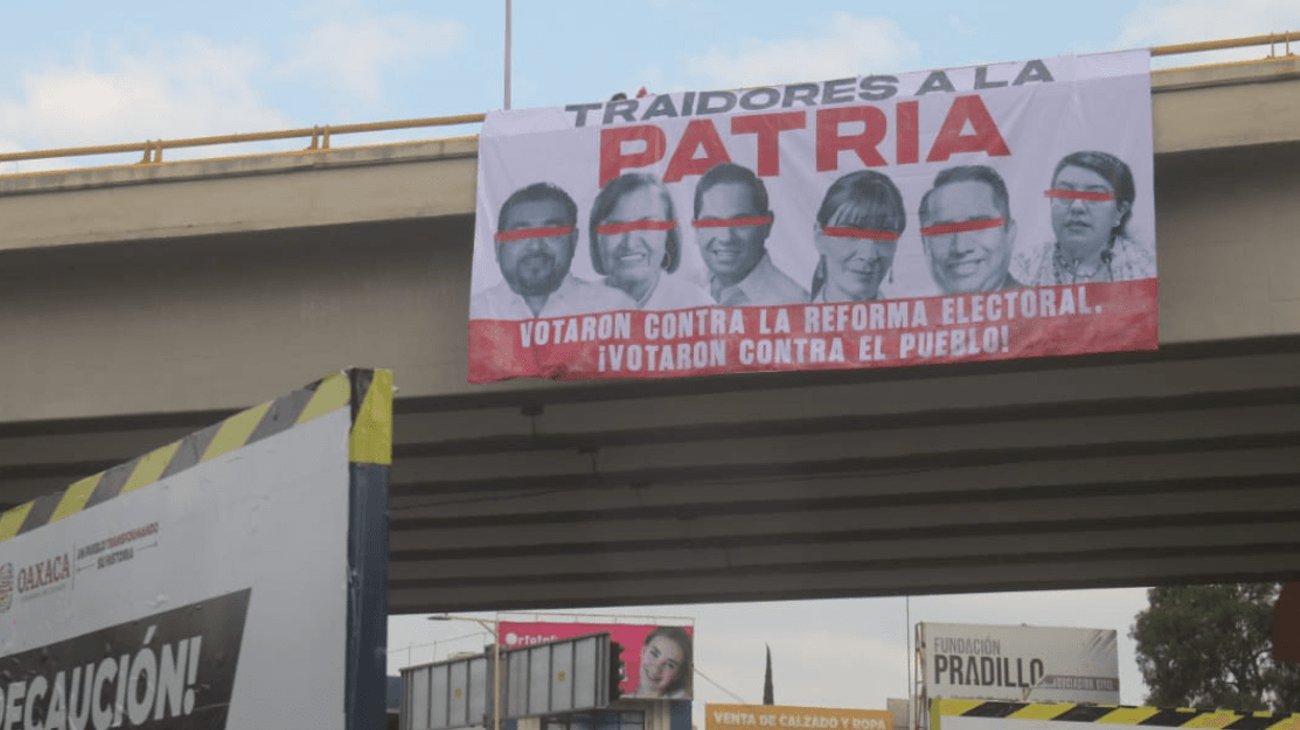 Colocan lonas contra diputados de Oaxaca por reforma electoral