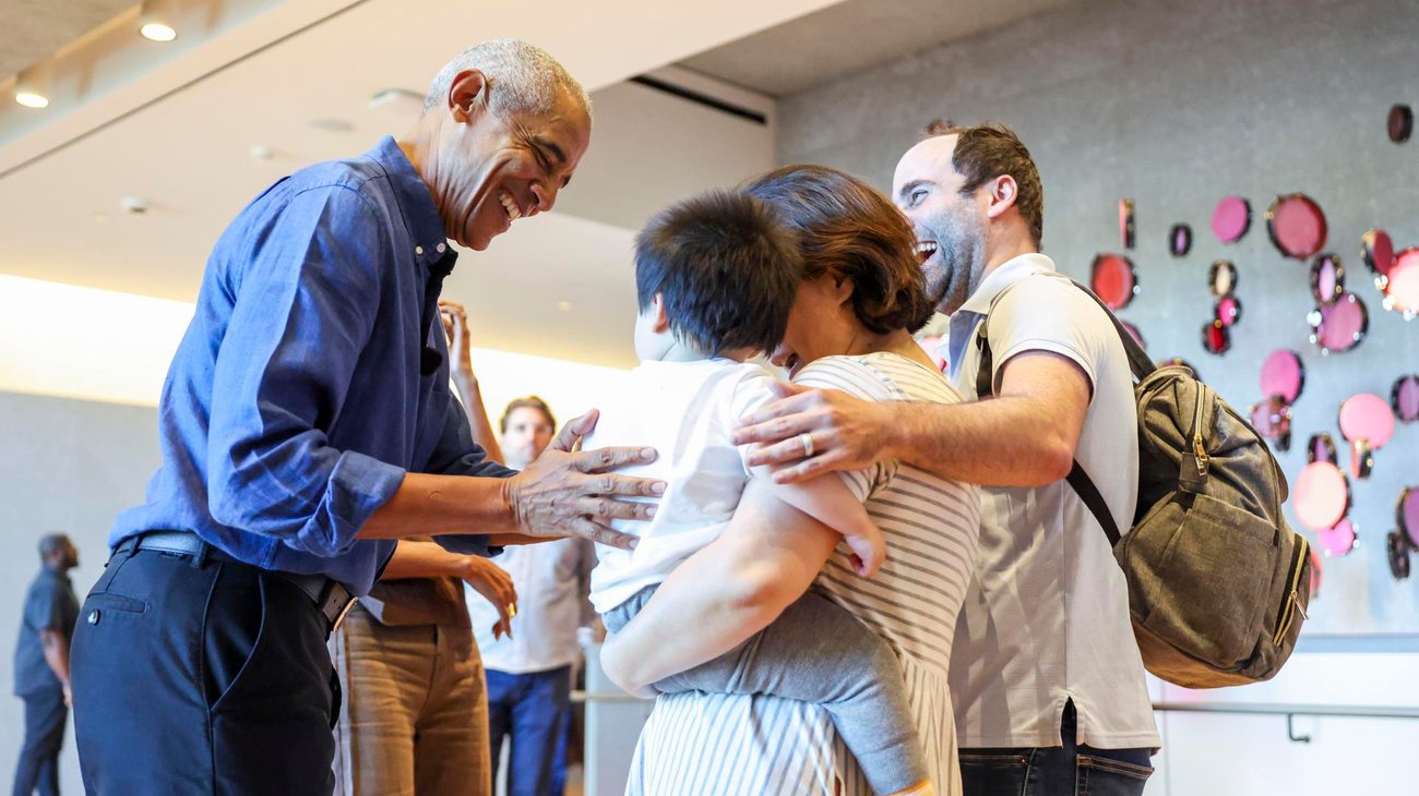 Recibe Barack Obama a primeros visitantes al Centro Presidencial