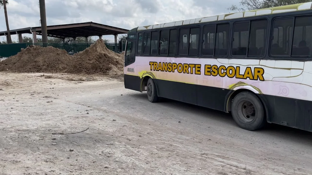 Retraso en obra pone en riesgo a estudiantes y automovilistas