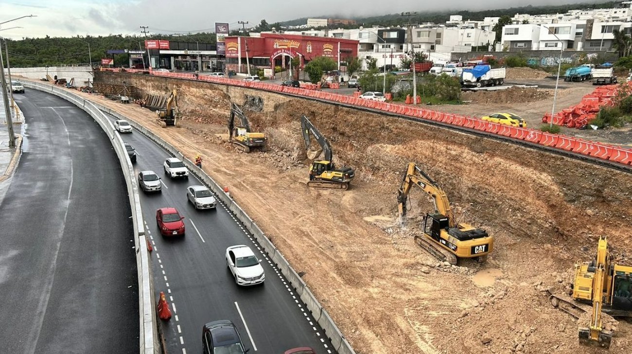 Siguen obras en Paseo de los Leones a pesar de las lluvias