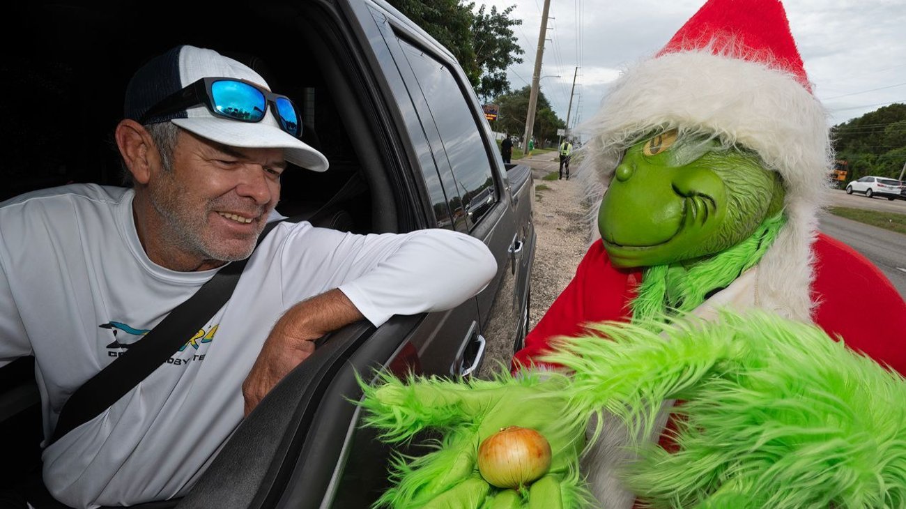 Oficial vestido de 'Grinch' ofrece cebollas en vez de multas