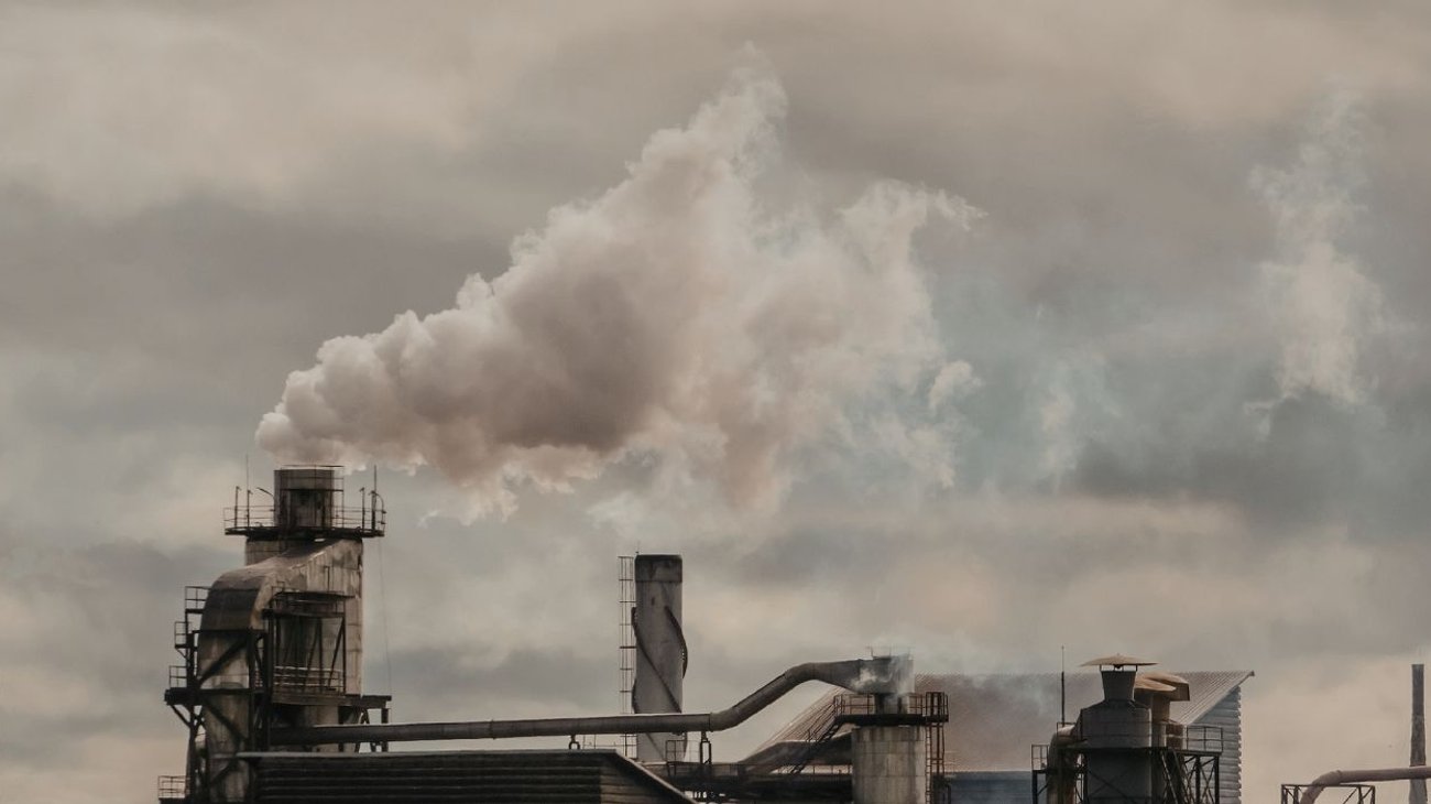 Suspenden Parque Industrial Mitras tras denuncias de emisiones