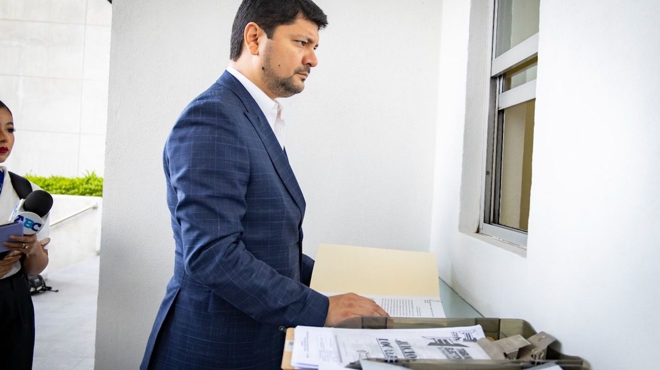 Presenta Óscar Flores juicio por curul en el Congreso