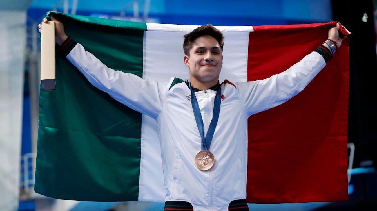 Conquista Osmar Olvera bronce en trampolín 3 metros