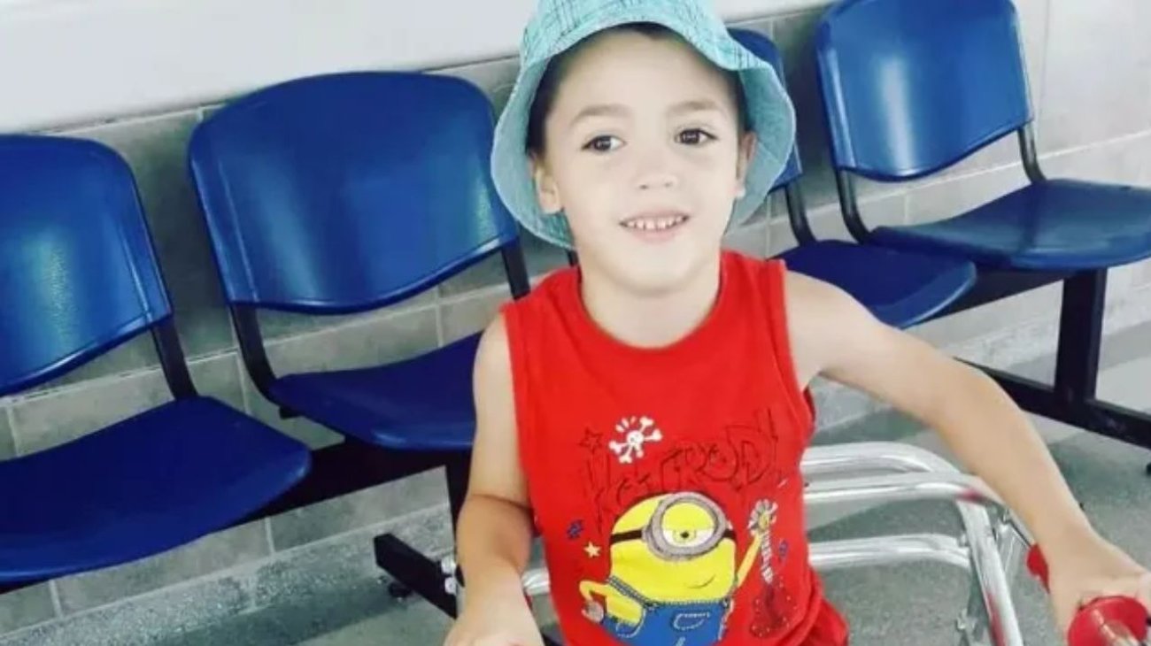 Padre apuñala a su hijo con discapacidad y se suicida